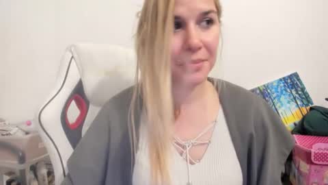 Snapshot of artsyandcraftsy_ chatting on October 19, 10:58 pm MIA online show from October 19, 10:58 pm