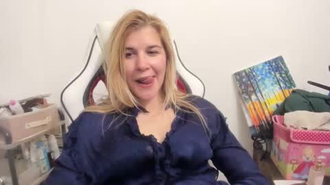 Snapshot of artsyandcraftsy_ chatting on October 20, 10:59 pm MIA online show from October 20, 10:59 pm