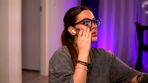 Lunaa  online show from November 25, 7:45 pm