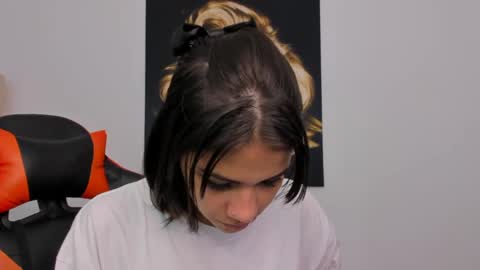 Snapshot of ashleytravis_ chatting on December 20, 6:45 pm online show from December 20, 6:45 pm