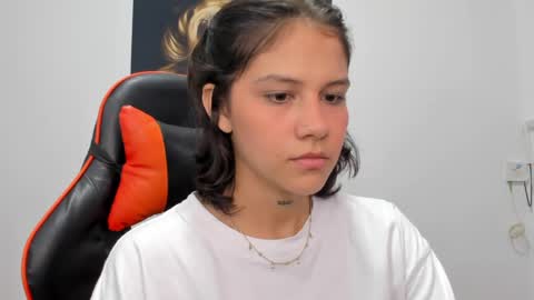 Snapshot of ashleytravis_ chatting on December 5, 3:53 am online show from December 5, 3:53 am