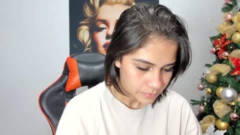 Snapshot of ashleytravis_ chatting on December 24, 4:11 am online show from December 24, 4:11 am