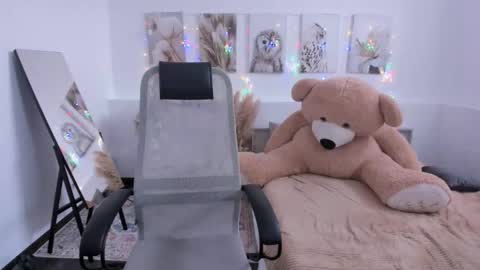 astramonroe online show from March 13, 10:40 am