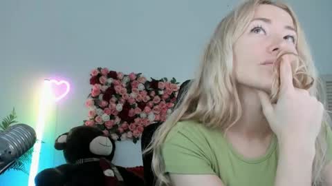 astramonroe online show from May 28, 8:23 am