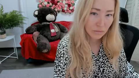 astramonroe online show from May 24, 10:22 am