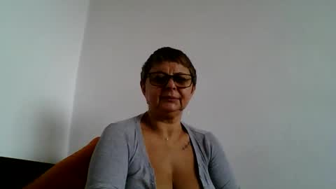 Snapshot of atikaarea chatting on October 24, 9:21 am atikaarea online show from October 24, 9:21 am