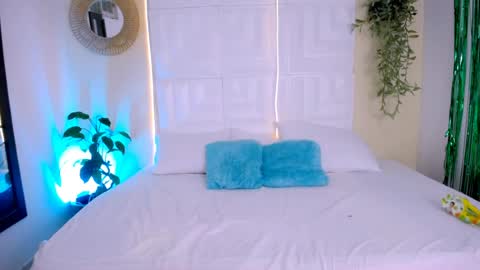 INSTAGRAM AURORA MCRY online show from March 31, 5:30 am