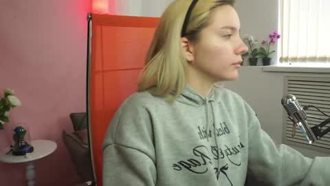 aurorawrenfield online show from April 25, 4:25 am