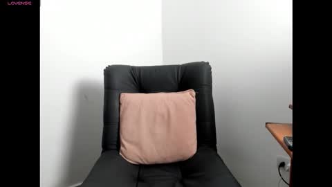 axel davis  online show from December 1, 9:18 am