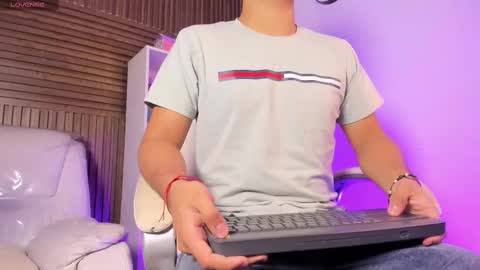 axel_grey_ online show from October 1, 2:27 pm