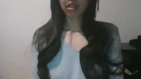 Snapshot of axuepetitt chatting on December 2, 11:35 pm axue online show from December 2, 11:35 pm