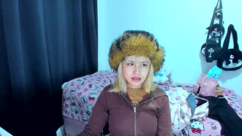 Azu Moure online show from November 25, 1:48 am