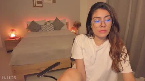 itzell  online show from November 12, 3:42 am