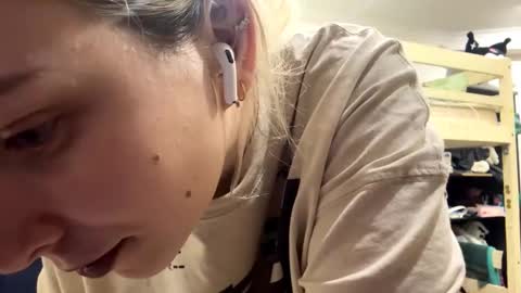 Mia online show from February 28, 5:06 pm