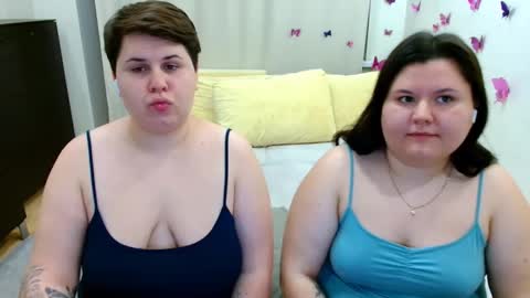 Snapshot of beckyandellen chatting on October 2, 4:39 pm BeckyAndEllen online show from October 2, 4:39 pm