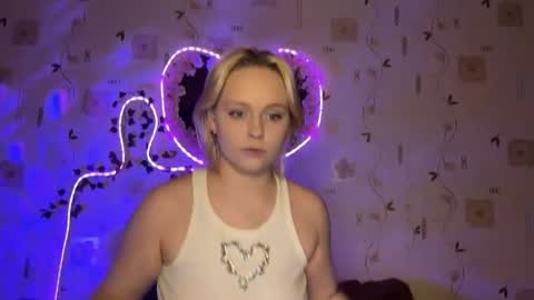 Snapshot of bella_and_alice chatting on October 16, 5:23 pm bella_and_alice online show from October 16, 5:23 pm