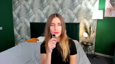 Snapshot of bella_crave chatting on October 7, 12:12 pm Bella online show from October 7, 12:12 pm