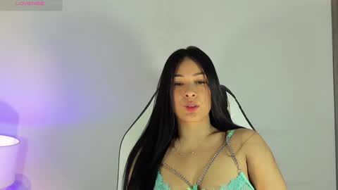 Snapshot of bella_hadid1_ chatting on December 5, 5:54 am Laura online show from December 5, 5:54 am