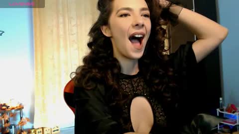 bellaqueen0701 online show from October 7, 5:25 am