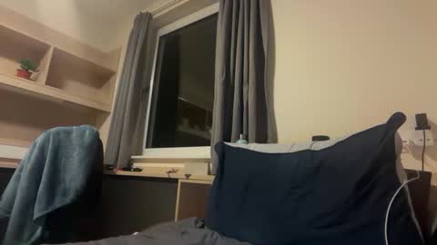 benji_j8 online show from November 14, 1:19 am