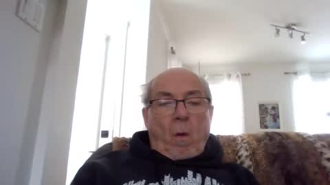 Snapshot of bernard1102 chatting on January 6, 2:47 pm bernard1102 online show from January 6, 2:47 pm