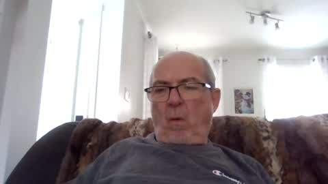 Snapshot of bernard1102 chatting on December 2, 5:32 pm bernard1102 online show from December 2, 5:32 pm