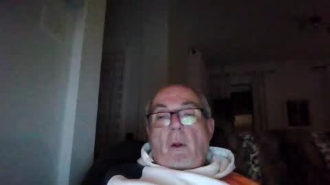 Snapshot of bernard1102 chatting on December 30, 3:47 am bernard1102 online show from December 30, 3:47 am