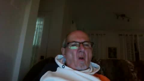 Snapshot of bernard1102 chatting on December 3, 10:23 pm bernard1102 online show from December 3, 10:23 pm