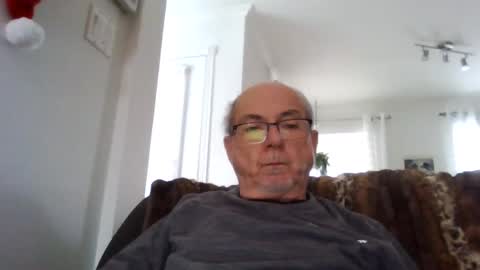 Snapshot of bernard1102 chatting on December 18, 1:34 pm bernard1102 online show from December 18, 1:34 pm