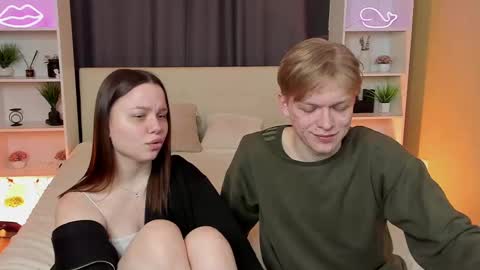 Snapshot of best_trip chatting on March 1, 6:46 am Danny and Kira online show from March 1, 6:46 am