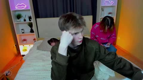 Snapshot of best_trip chatting on March 1, 12:39 am Danny and Kira online show from March 1, 12:39 am