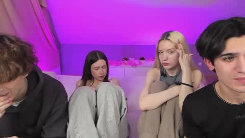 Snapshot of best_trip chatting on March 2, 2:43 pm Danny and Kira online show from March 2, 2:43 pm