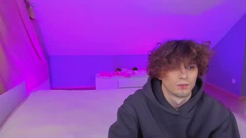 Snapshot of best_trip chatting on March 6, 8:09 am Danny and Kira online show from March 6, 8:09 am