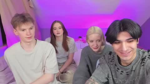 Snapshot of best_trip chatting on March 11, 2:51 pm Danny and Kira online show from March 11, 2:51 pm