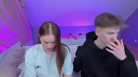 Snapshot of best_trip chatting on February 20, 8:03 pm Danny and Kira online show from February 20, 8:03 pm