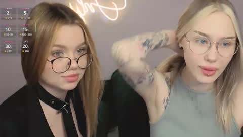 Snapshot of best_trip chatting on October 12, 10:41 am Danny and Kira online show from October 12, 10:41 am