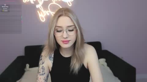 Snapshot of best_trip chatting on October 17, 8:29 am Danny and Kira online show from October 17, 8:29 am