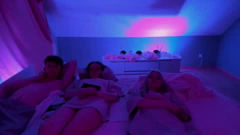 Snapshot of best_trip chatting on March 10, 5:18 pm Danny and Kira online show from March 10, 5:18 pm