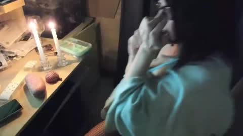 mom online show from January 8, 1:32 am