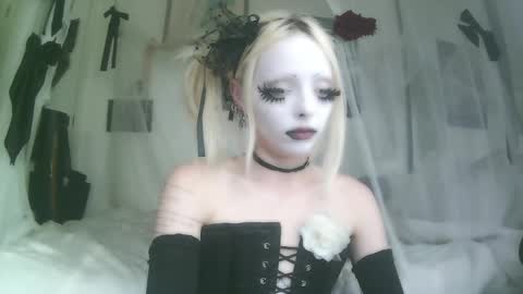 vampire fang  online show from October 8, 7:20 pm