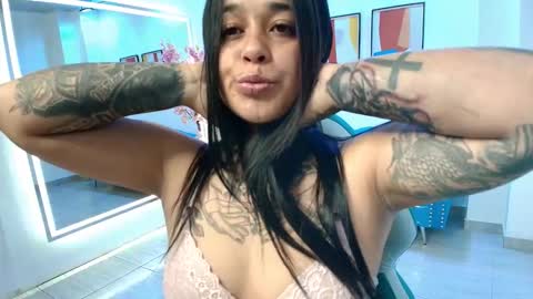 Snapshot of black_roseee chatting on October 18, 5:00 am Rousse online show from October 18, 5:00 am
