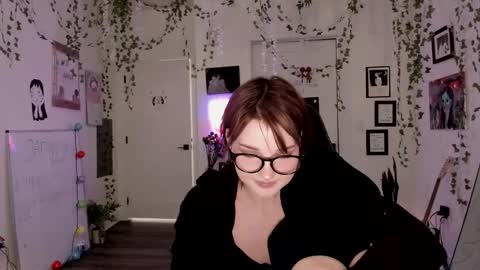 Ella online show from March 21, 11:30 pm