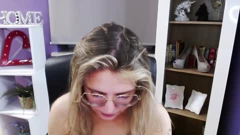 Z O E Y online show from November 25, 5:50 am