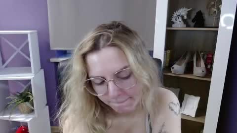 Z O E Y online show from April 20, 4:26 am