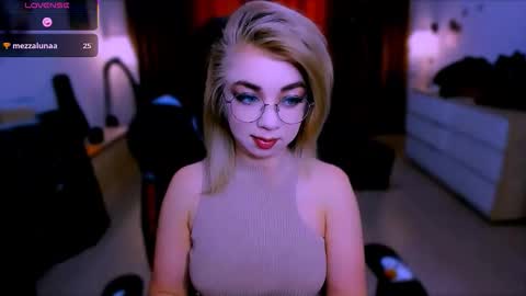 Nicole online show from November 6, 8:06 am