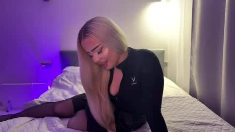 blonde8888 online show from June 3, 12:57 am