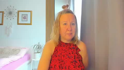 Snapshot of blonde_angel20 chatting on March 12, 8:30 am Nicole online show from March 12, 8:30 am