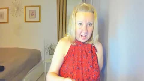 Snapshot of blonde_angel20 chatting on March 6, 7:32 pm Nicole online show from March 6, 7:32 pm