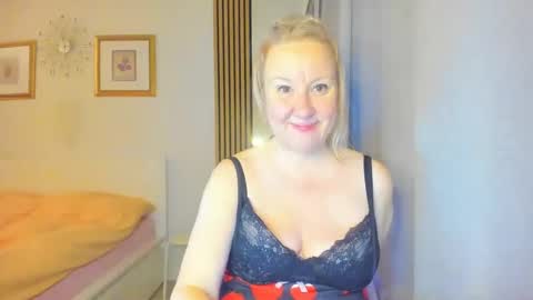 Snapshot of blonde_angel20 chatting on February 6, 7:40 pm Nicole online show from February 6, 7:40 pm