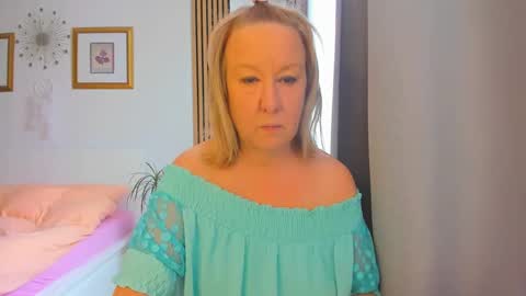 Snapshot of blonde_angel20 chatting on February 13, 8:06 am Nicole online show from February 13, 8:06 am